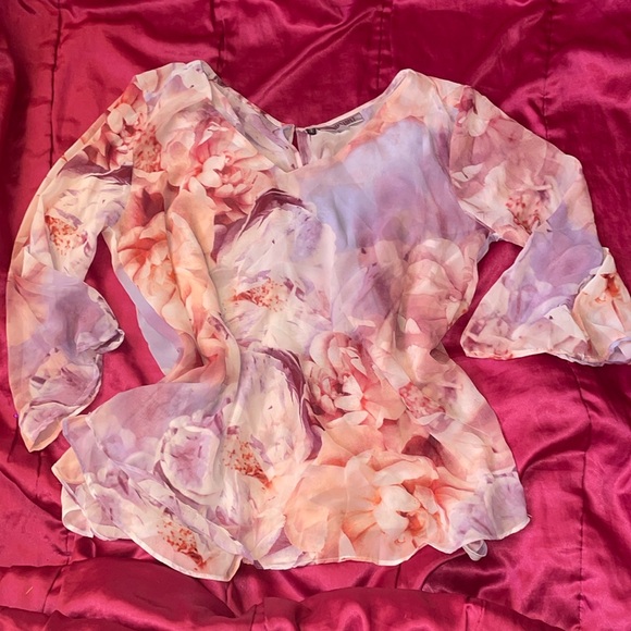 Jennifer Lopez Tops - Jennifer Lopez Flower Top 🌸